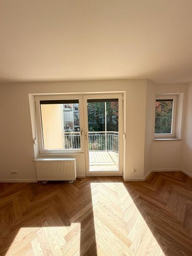 ERSTBEZUG | KERNSANIERTE 2 ZIMMER WOHNUNG MIT SÜDBALKON | RUHIG | SCHWABING-WEST | OLYMPIAPARK – Balkon