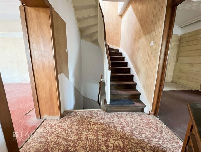 Zwei Chancen. Eine Adresse - attraktive Gewerbeeinheit mit separater Wohneinheit – Treppenhaus - (KI generiert)