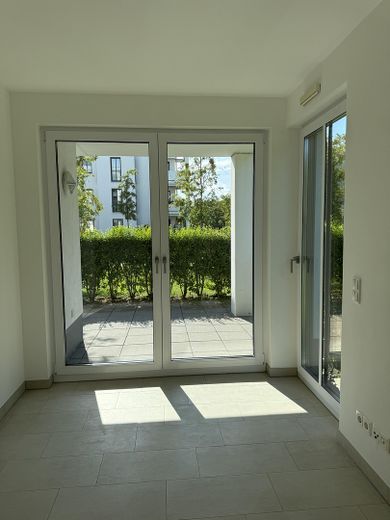Nur 100 m vom Meer entfernt - Stilvolle 3 ZKB Wohnung mit Marken EBK u. TG Stellplatz – Büro 