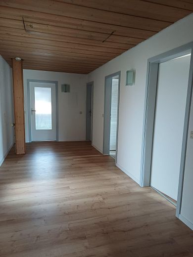 Gezellig 4-kamerappartement op de bovenste verdieping te huur in Biberach – Flur
