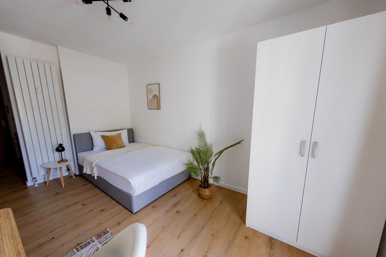 Bett mit Schrank