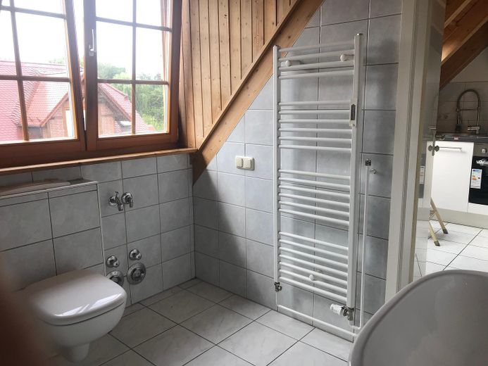 Stylische DG-Maisonette in Mirow – WC mit WaMa-Stellplatz