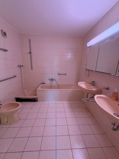 Sofort verfügbar: Gepflegte 3-Zimmer-Wohnung mit Tiefgarage & großem Südwestbalkon in gefragter Lage – Badezimmer
