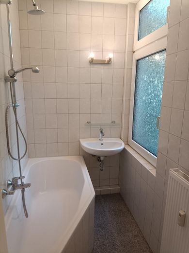 86 m² Altbauwohnung in DO-Hörde -frisch renoviert, Balkon, Dach 2026 erneuert & gedämmt – Badezimmer