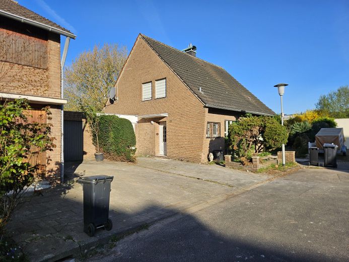 Zufahrt mit Garage am Ende