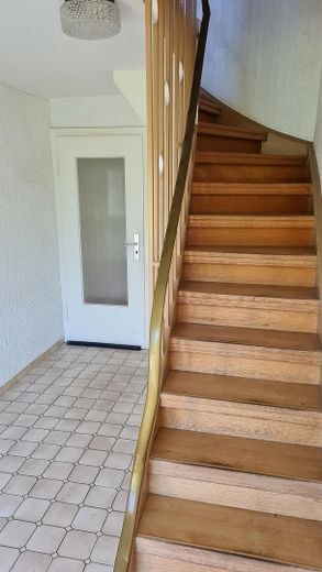 Selten angebotenes Ensemble mit zwei Häusern, Gewerbehalle und großem Grundstück! – Hausflur