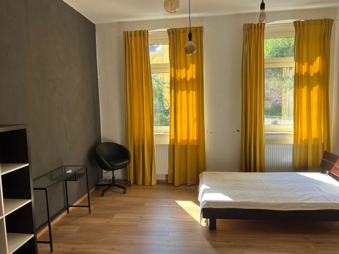 Luminoso appartamento d’epoca di 4 locali con balcone soleggiato e vista sul verde vicino al centro di Hof – Schlafzimmer 2 Idee