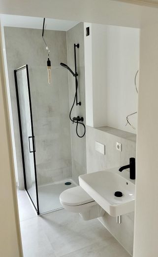 Moderna casa bifamiliare con 5 locali, finiture di pregio e giardino a Bönningstedt – Bad EG