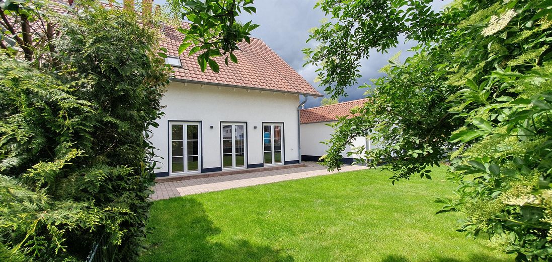 Helle, moderne Doppelhaushälfte in ruhiger Ecklage – sofort bezugsfertig! – Garten