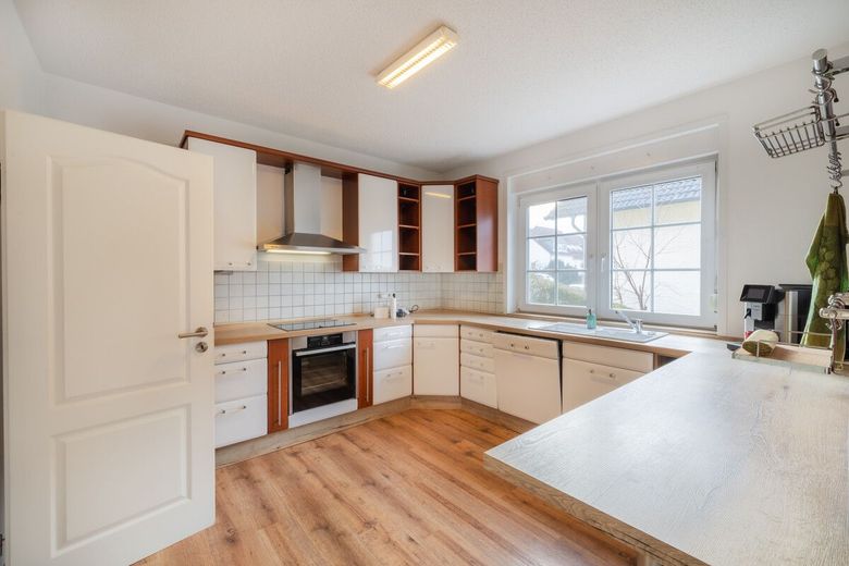 Einfamilienhaus mit Einliegerwohnung, Doppelgarage und Garten. Willkommen in Horhausen! – Blick in die Küche