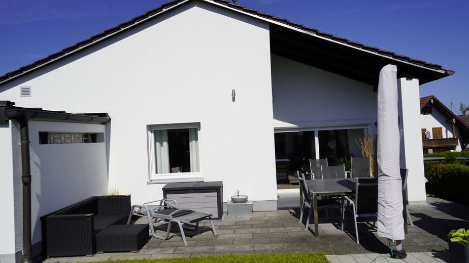 Wohnen, Arbeiten, Vermieten: Flexibles Raumwunder mit Anbau! – Ansicht West