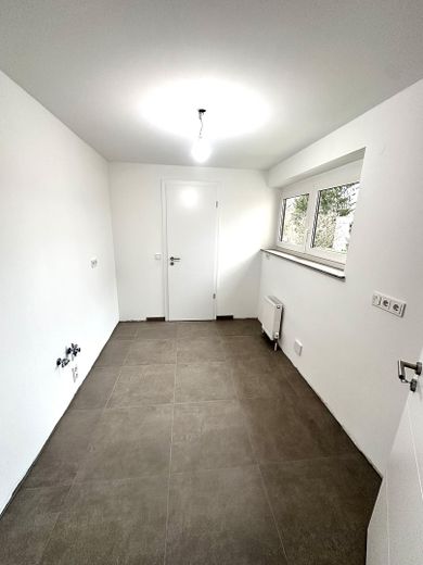 Exklusiv: Komplett neu renovierte 5,5–6‑Zimmer‑Wohnung in Top‑Lage Esslingen‑Sulzgries – Küche