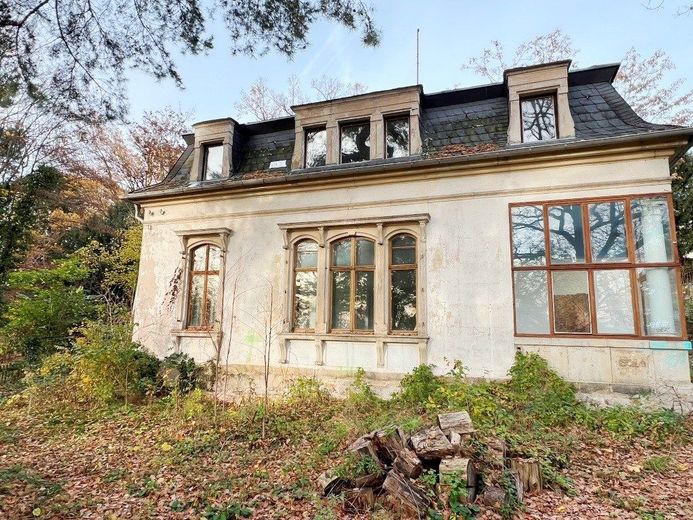 DENKMALGESCHÜTZTE VILLA AM ELBHANG – Südseite unsaniert