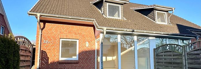 Frontansicht mit Terrasse