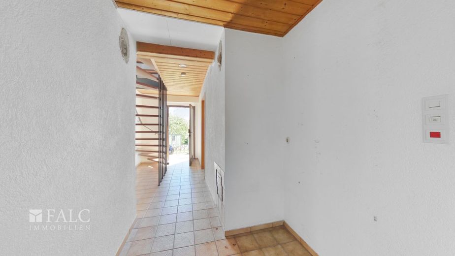 Schönes Einfamilienhaus mit Nebengebäude – Flur EG