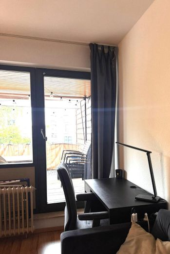 1,5-Zimmer möblierte Wohnung mit Balkon in zentraler Lage – Arbeitstisch