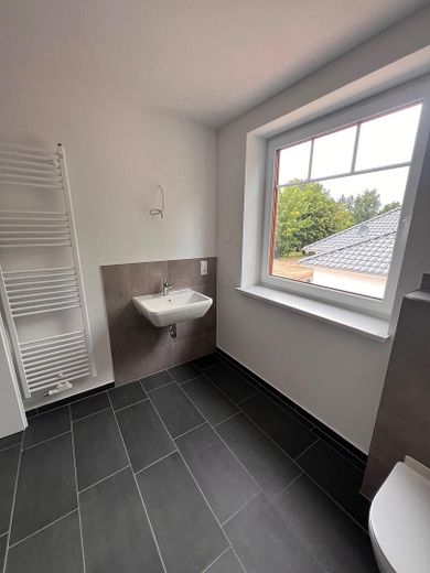 Neubau Erstbezug -  energieeffiziente Mittelwohnung im Reihenhaus für Familien zu vermieten – Bad OG (Baugleich)