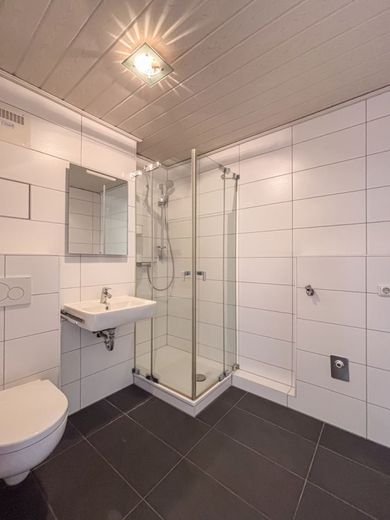 Direkt einziehen und wohlfühlen: helle 3-Zimmer-Wohnung mit Südbalkon und Tiefgarage, WI Nordenstadt – Bad
