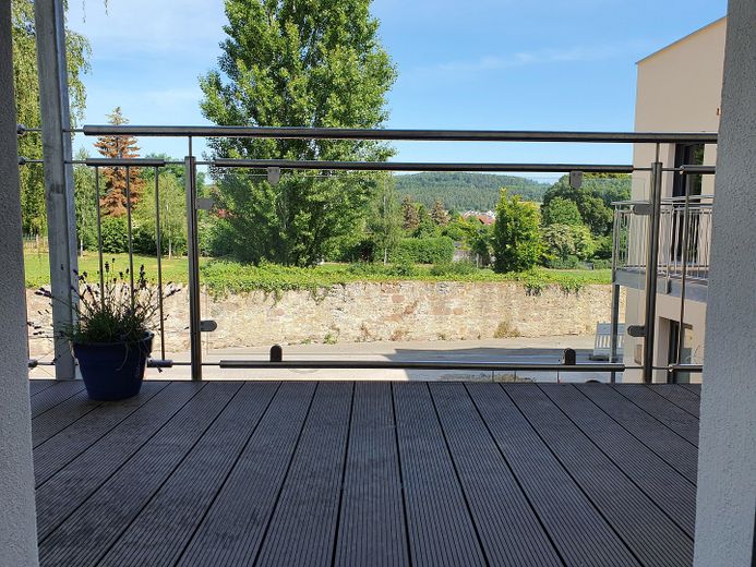Sehr schöne 2-Zimmer-Wohnung mit Balkon im Herzen von Hofgeismar – Blick auf Westberg
