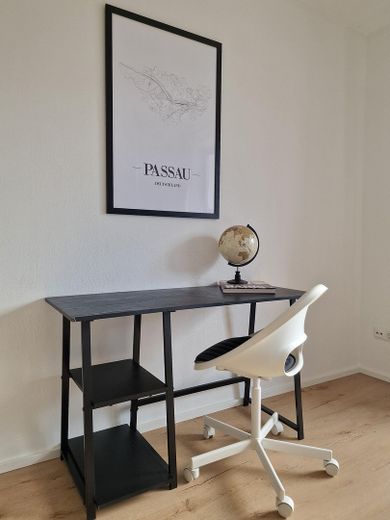 NEU renvoierte 1 Zi-Whg mit Balkon voll möbliert in Passau zentral – Schreibtisch mit Stuhl