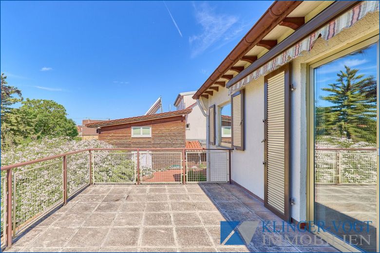 Sanierungsbedürftige Doppelhaushälfte mit Garten, Balkon und Garage – Dachterrasse