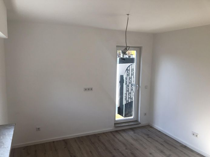 Zentral gelegene sanierte 2-Zimmer EG Wohnung Lev Schlebusch mit Terrasse – Küche zur Terrasse