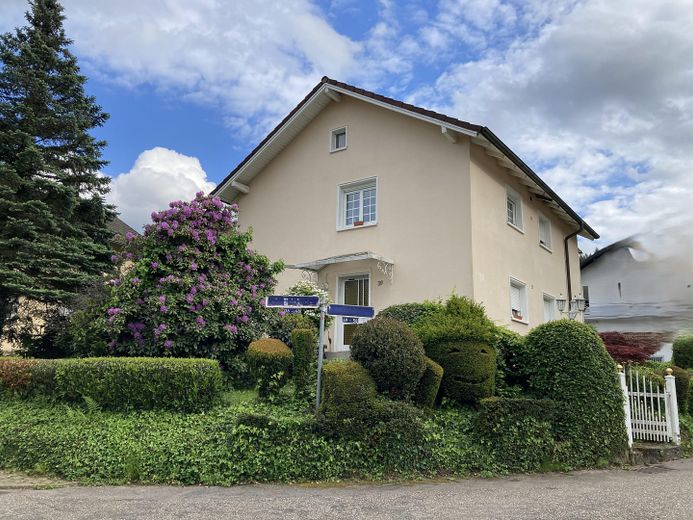 Detached two-family house in an absolutely prime location on the edge of the forest – Photo 1