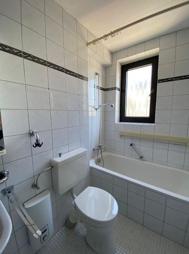 Appartamento moderno di 3 locali con due balconi e nuova cucina componibile – Bad