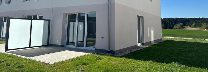 Заїжджайте та насолоджуйтеся затишком: новий кутовий таунхаус із терасою, садом, навісом для авто та паркомісцем у VS – Hausansicht