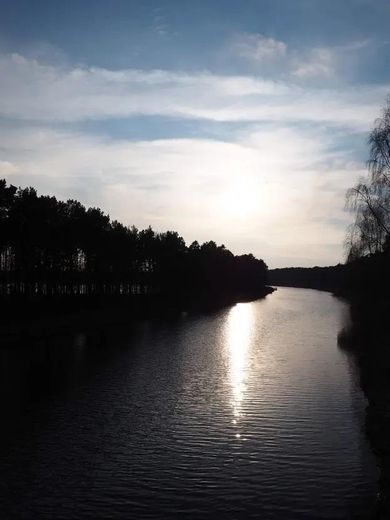 **FLATERATE MIETE!** 2R. Wohnung (BJ2019), inkl. hochwertiger Küche (EBK), FBH, Wallbox, – Blick Brücke über dem Kanal