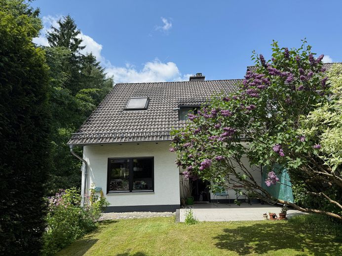 Abitare ai margini del bosco – Haus von Süden aus