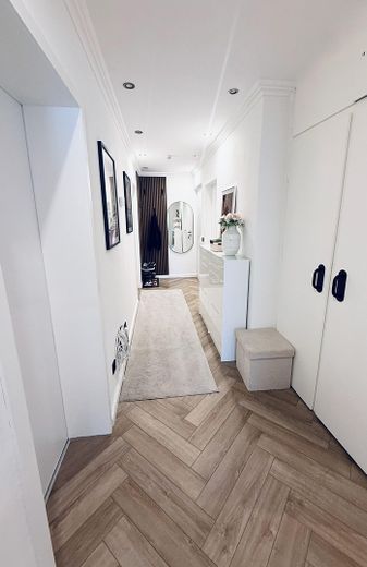 Provisions- & bezugsfrei: Sanierte 4-Zimmer Wohnung mit Klima & Garage – Flur