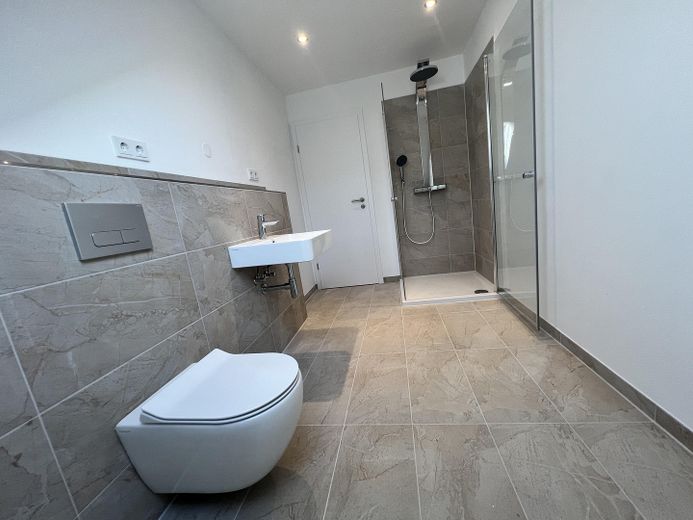 Moderne 4 Zimmer DG Wohnung mit Garten in ruhigem gehobenen Wohngebiet – Bad 3