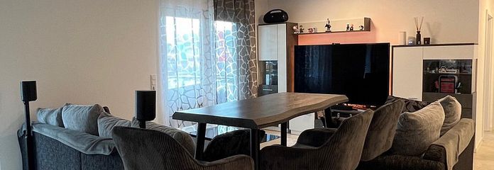 Moderne 3-Zimmer-Wohnung mit Einbauküche in zentraler Stadtlage – Wohnzimmer