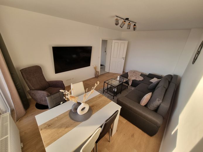 Möblierte, schön geschnittene 2-Zimmer-Wohnung mit Loggia, EBK & TG-Stellplatz am Appelhofweiher – Wohnzimmer