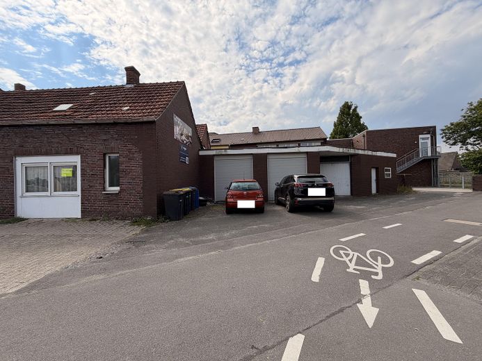 Wohn- und Geschäftshaus mit Ladenfläche, Nebengebäude, Garagen&Ausbaupotenzial in Nordkirchen-VHB – Garagenseitenansicht