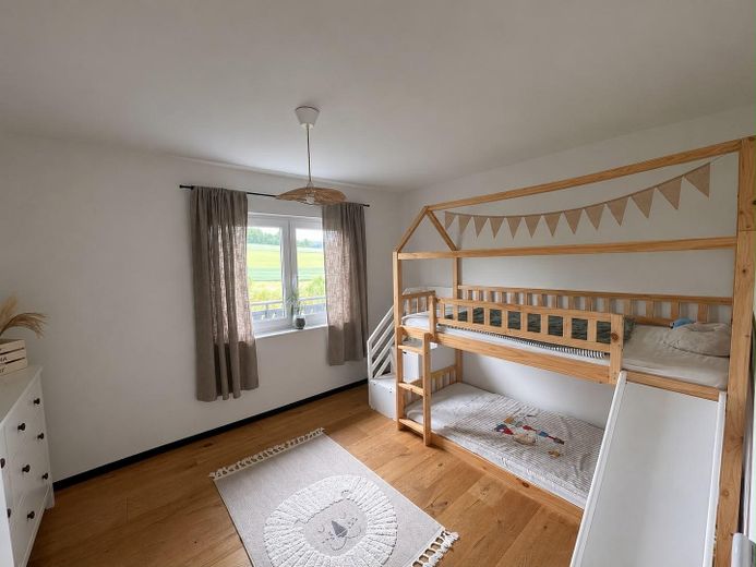 Modernisiertes Zweifamilienhaus mit 263 m² Wohnfläche, attraktiver Vermietungsperspektive – Kinderzimmer 2 - Haus
