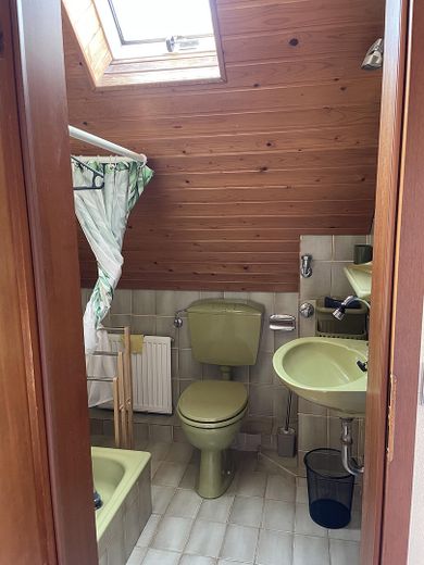 Dużo miejsca dla rodziny – w pełni podpiwniczony dom szeregowy o powierzchni mieszkalnej 146 m² – Badezimmer DG mit Dusche