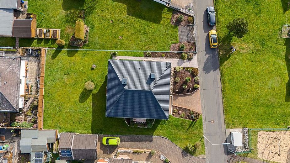 Sommer in Ihrem neuen Zuhause - Bungalow mit Terrasse - Balkon - Garage und viel Garten in Krunkel – Vogelperspektive