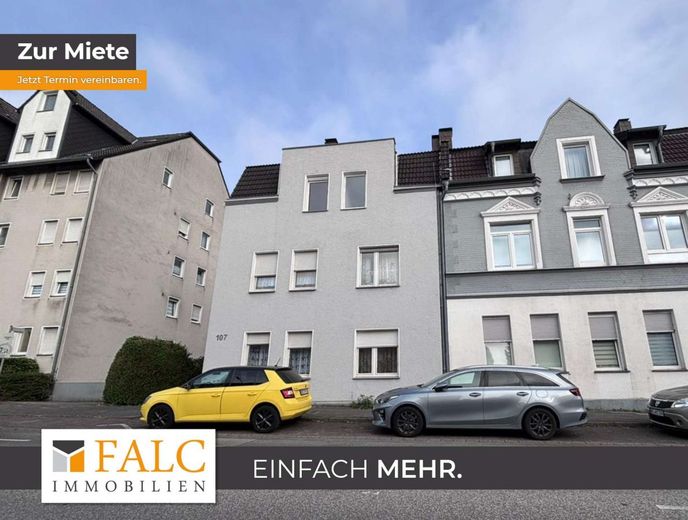 Renovierte Wohnung im 2 OG – Hausfront