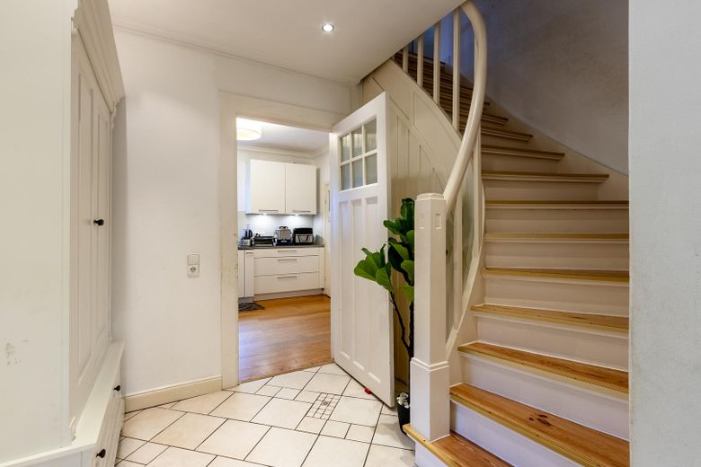 Blick in Küche und auf Treppe 