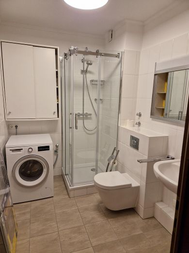 22399 HH-Poppenbüttel: Sehr schöne, helle, uneinsehb., möbl.  Whg., Blick über Alstertal – Bad