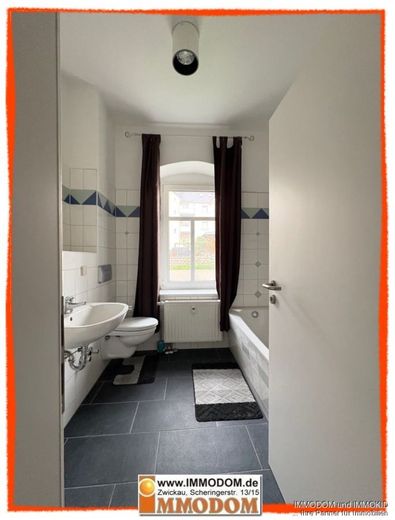 2-Zimmer-Hochparterre-Wohnung mit EINBAUKÜCHE zu verkaufen! – Bad mit Wanne und Fenster