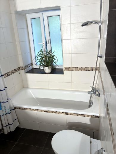 Bad mit Heizung und Fenster