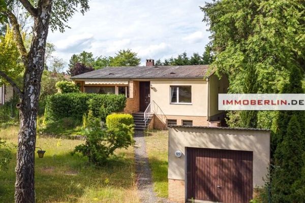 IMMOBERLIN.DE - Charming bungalow with potential in a premium location near Tegeler Fließ