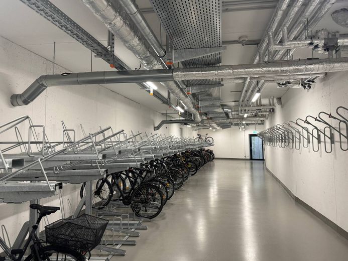 Möbliertes Standard-Apartment mit EBK, ALL-IN-MIETE, UVM. am Rheinufer - URBAN BASE – Fahrradkeller
