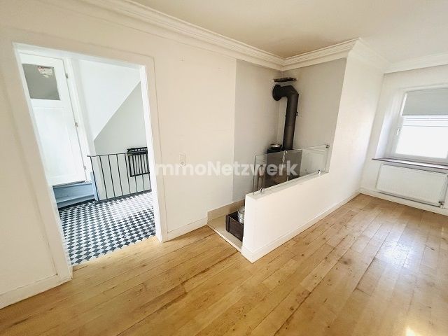 ***Stadthaus mit Charakter und Potenzial in Selb*** – OG Zimmer Wohnen mit Kamin