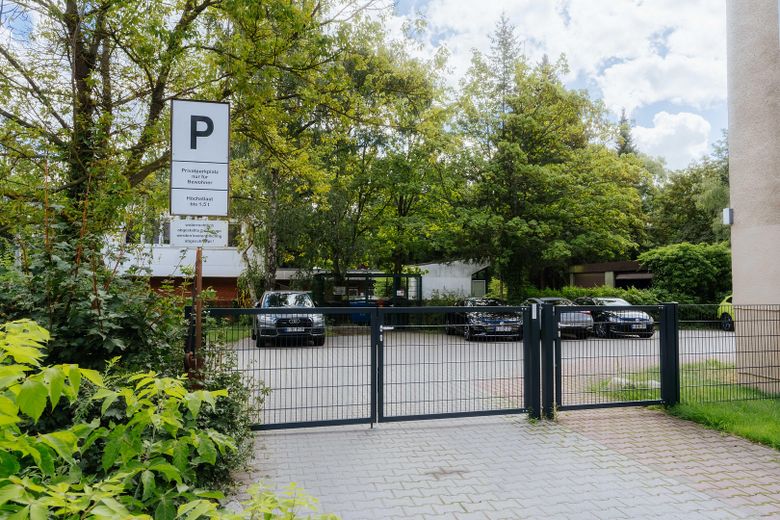 Yaklaşık 77,90 m² büyüklüğünde, hemen taşınılabilir 2,5 odalı daire; doğrudan sahibinden ve komisyonsuz – Einfahrt 1