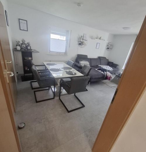 Esszimmer möbiliert