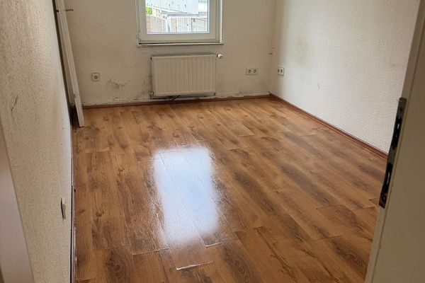 Geräumige 3-Zimmer-Wohnung mit Klimaanlage zum Selbstrenovieren in Wuppertal-Barmen zu vermieten
